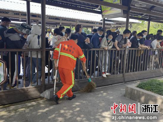 随处可见各行各业工作人员的坚守身影
