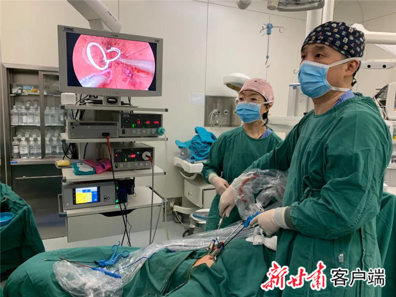 正在为患儿做手术 甘肃省妇幼保健院供图