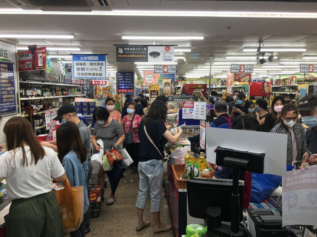 台疫情恶化双北民众恐慌多间超市现抢购潮