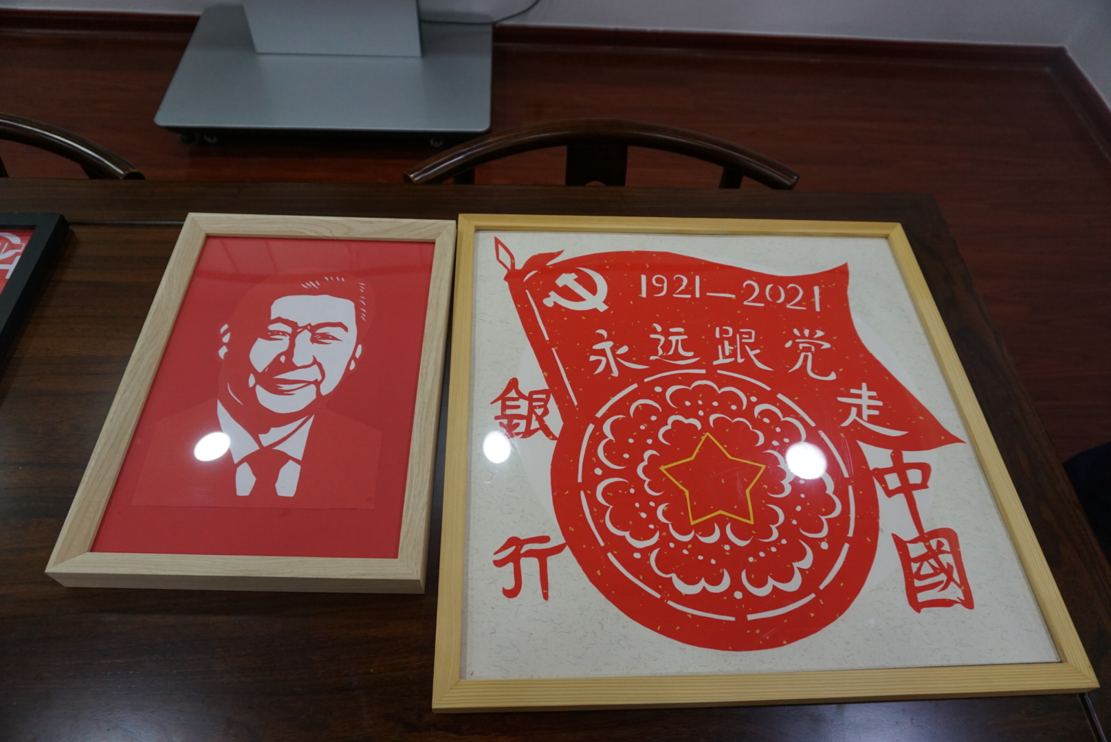 共产党建党一百周年,肖桂华老师巧手妙作一幅《永远跟党走》剪纸作品