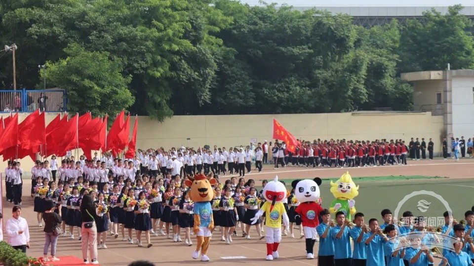 西安市各中小学运动会开幕如风少年运动场上展风采