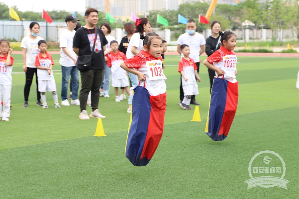 西安市各中小学运动会开幕 如风少年运动场上展风采