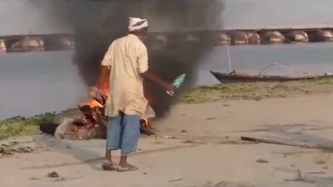 印度恒河现2000具浮尸 当地警察直接用轮胎汽油焚烧