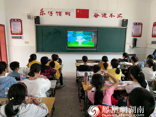 学生观看防溺水宣传片