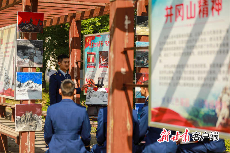 为庆祝中国共产党建党100周年,闫国涛将党史故事创作成一幅幅油画作品