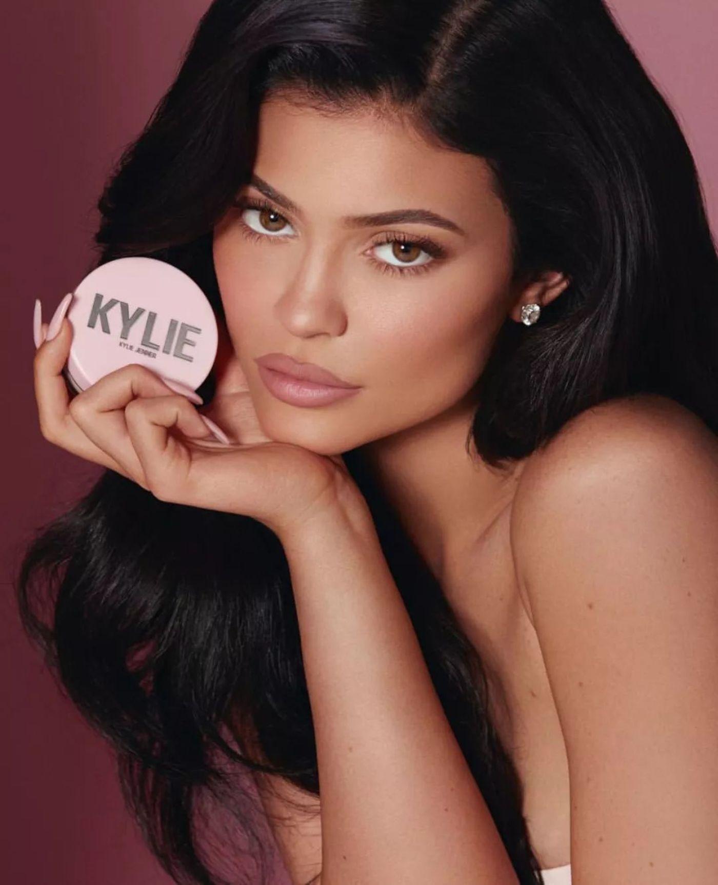 自2015年以来,jenner凭借化妆品品牌kylie cosmetics的成功证明了她