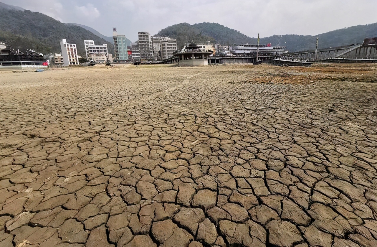 另据报道,岛内天气炎热,加剧岛内旱情.