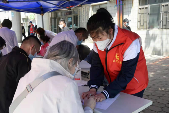 沈阳青年志愿者助力疫苗接种工作 跑出疫情防控"盛京速度"