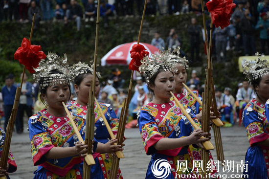 湖南凤凰:苗族"四月八"跳花节 演绎浓郁民族风情