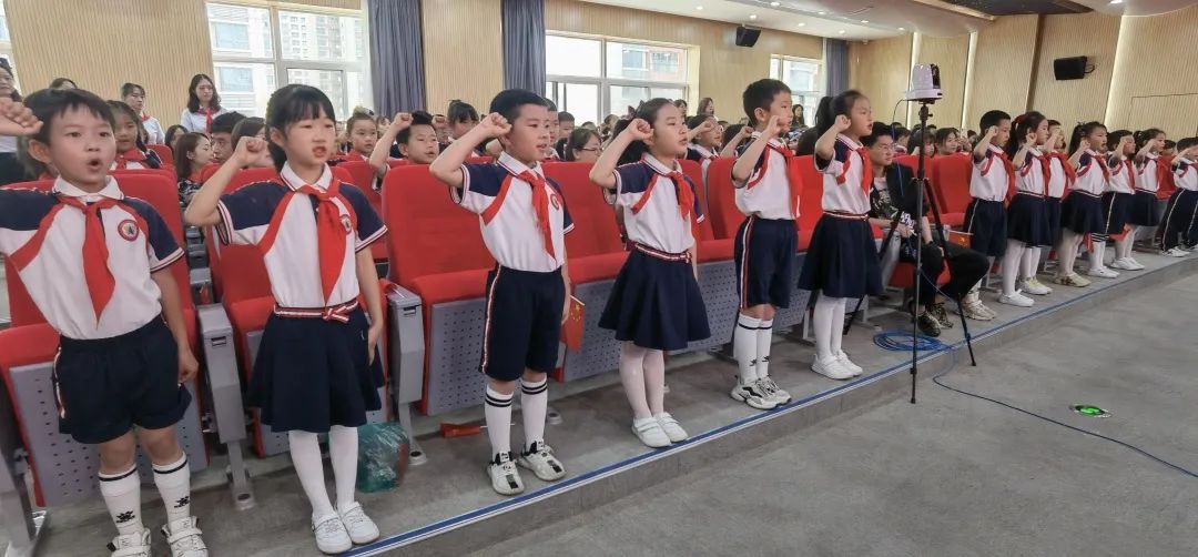 红色耀思晓童心颂党恩西安航天城第四小学举行红领巾学院开院仪式