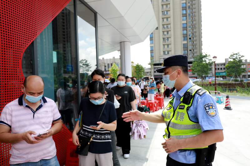 随便扒了两口盒饭,李鸿耀就算解决了晚餐,并立即投入到安保工作中.