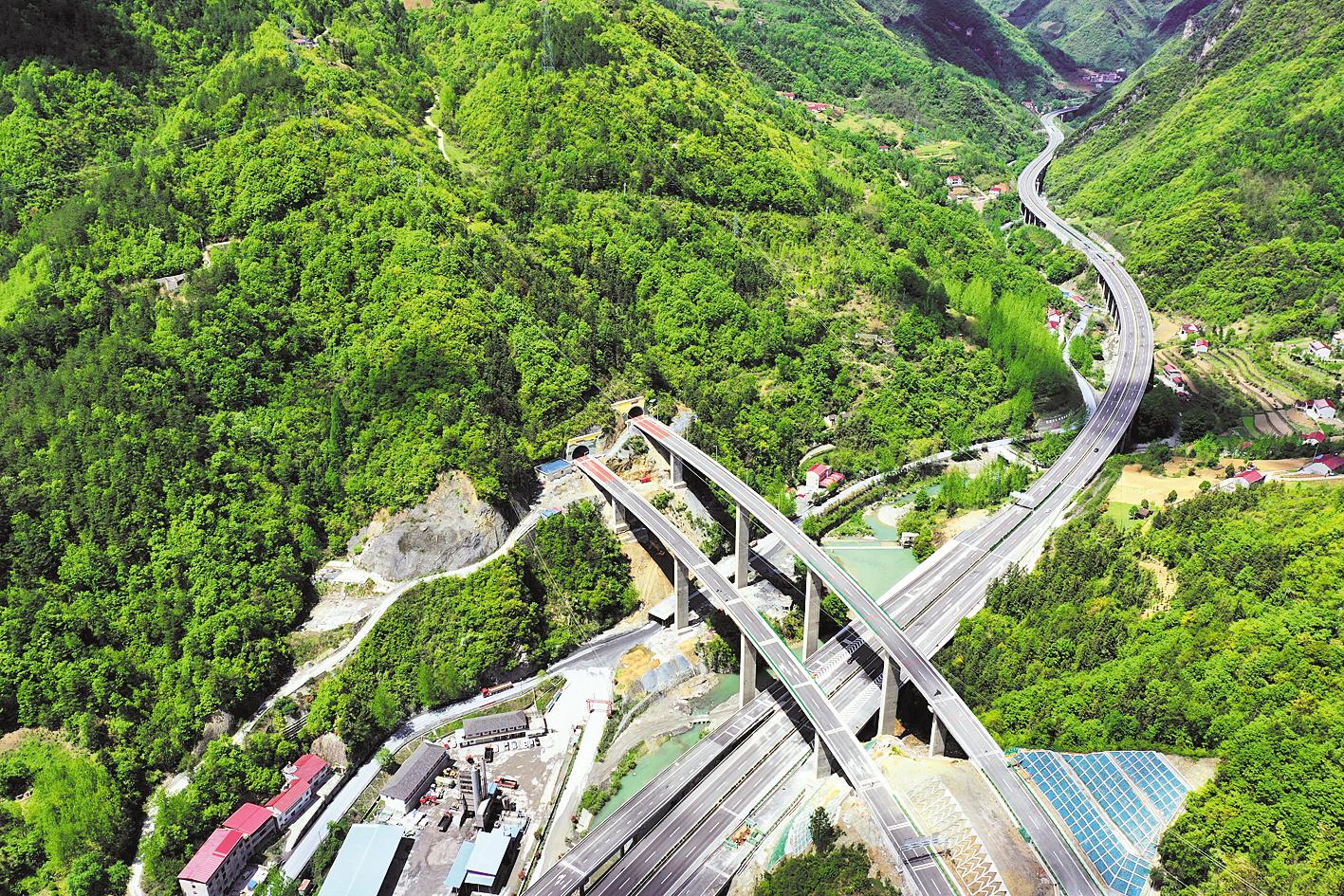 湖北实现"县县通高速 在保康县后坪镇,保神高速公路前坪大桥跨过呼北