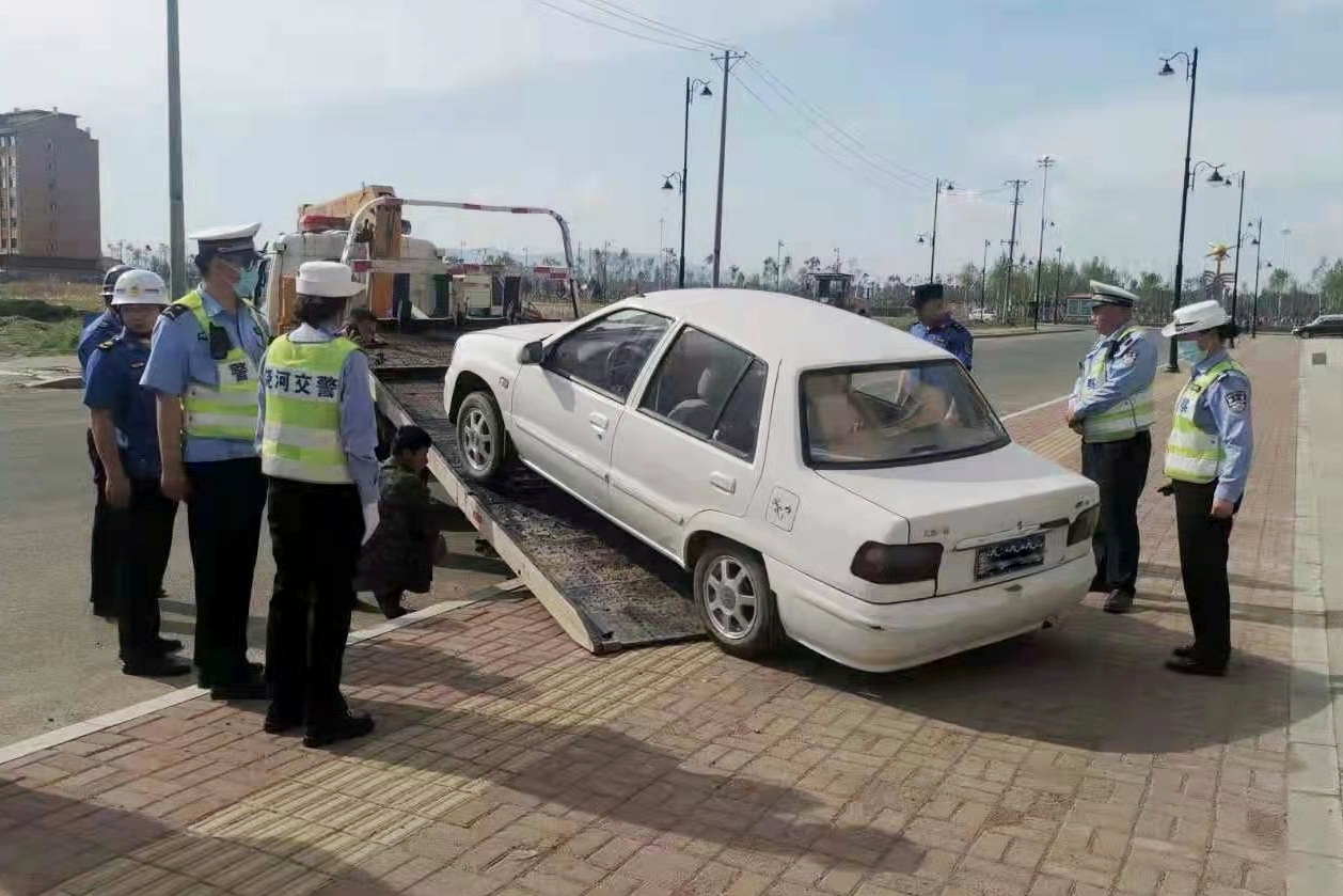 清理非法占用人行道的"僵尸车"