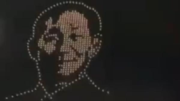 数百架无人机在广州夜空画出袁隆平院士肖像