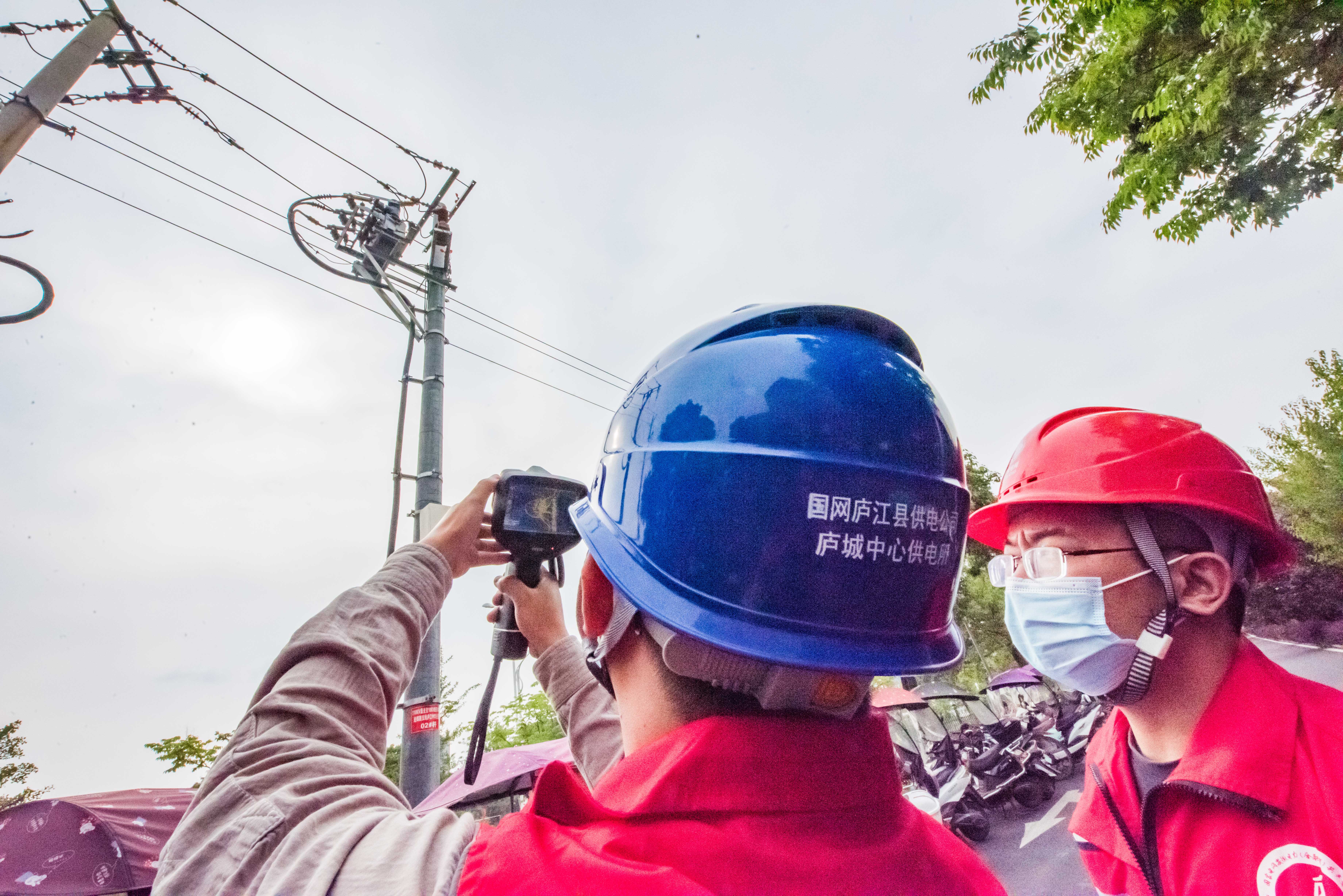 2021年5月20日,庐江县供电公司员工在庐江中学对线路开关进行红外测温