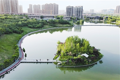 浐河边的西安雁鸣湖休闲公园内一景(5月28日摄,无人机照片).