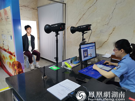 常德经开区公安局利用午休时间加急为高考考生办理身份证