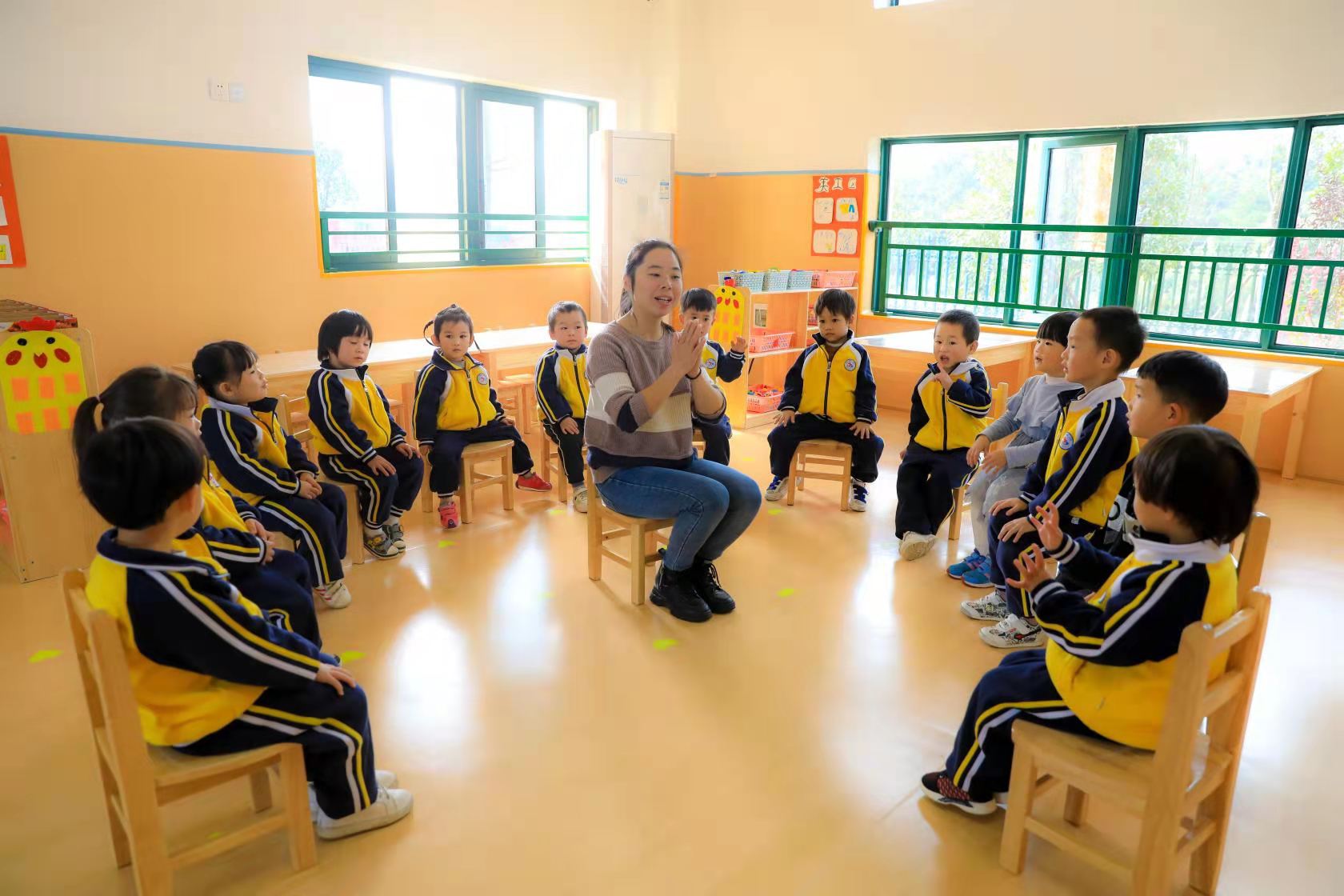 (长沙市望城区白箬铺镇龙莲幼儿园的老师正在给孩子们上课)