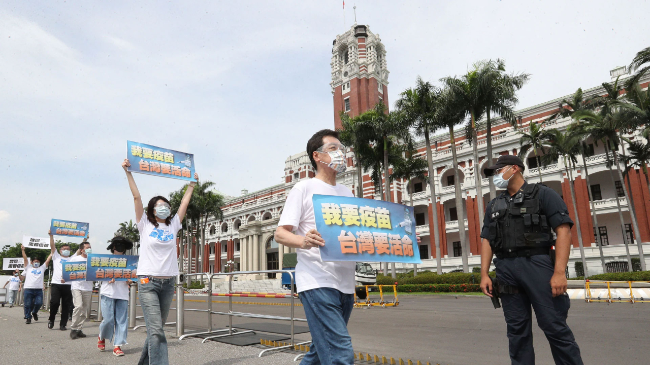 台湾疫情失控,民众集体抗议示威