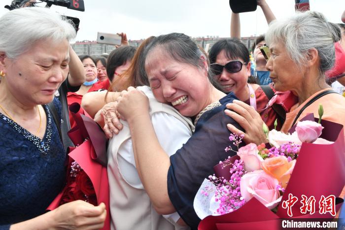 焦阳的生母杨风梅见到女儿泪流满面 樊哲平 摄