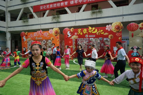 一根网线连通千里民族团结云相聚武汉和新疆小学生同上一堂思政课