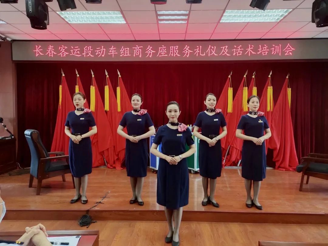 仪表端庄,精神饱满是乘务工作中不可缺少的气质.