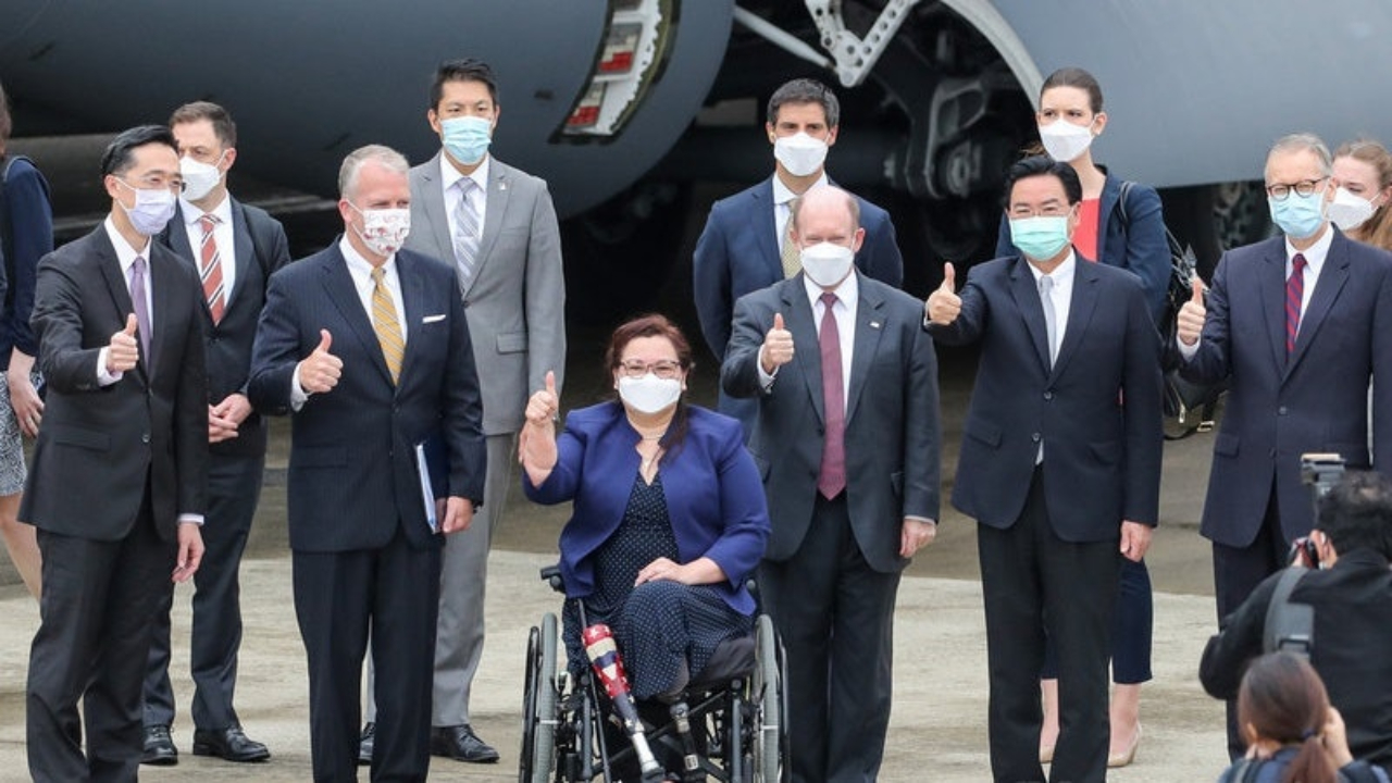 美国3位参议员窜访台湾与蔡英文会面声称将捐赠75万剂新冠疫