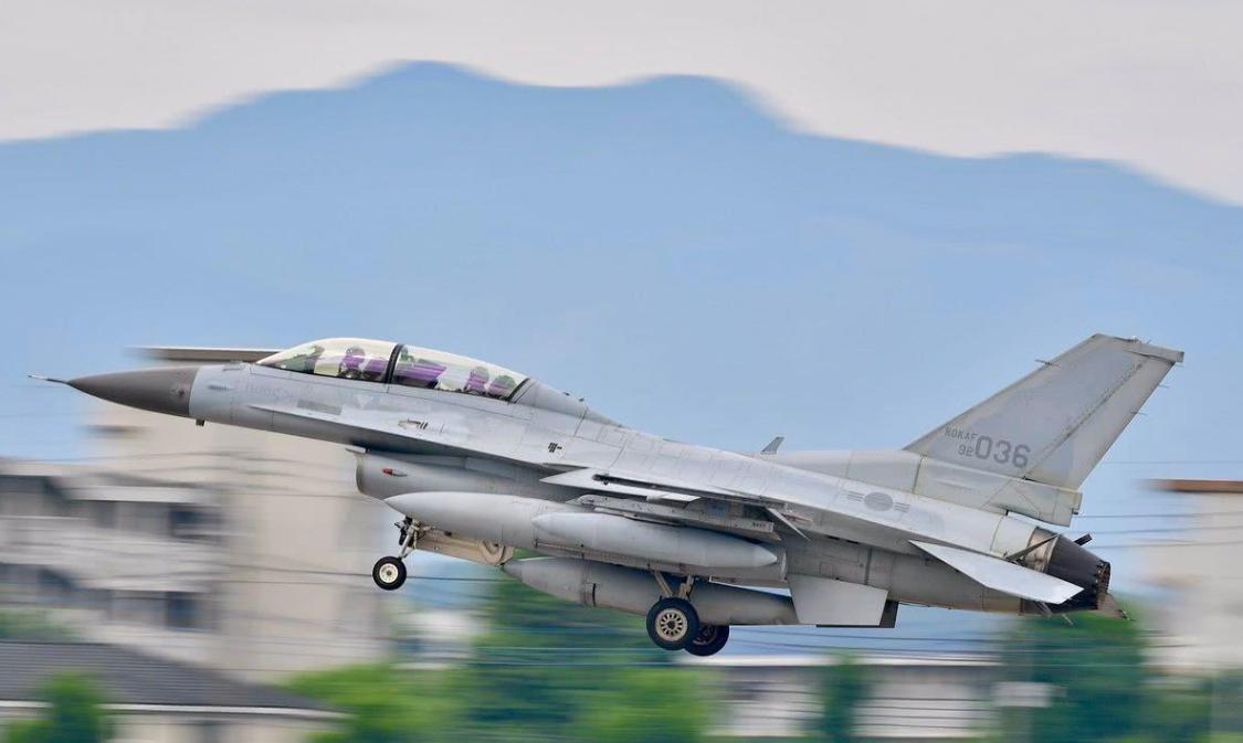 韩国空军第20战斗飞行团的一架kf-16战机当天下午2时31分左右在起飞
