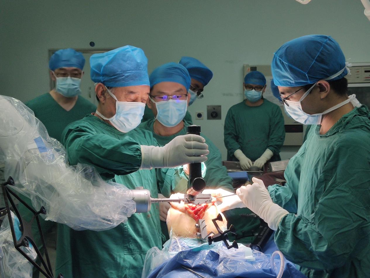 西安交大二附院完成国内首例手术机器人辅助全膝关节置换手术