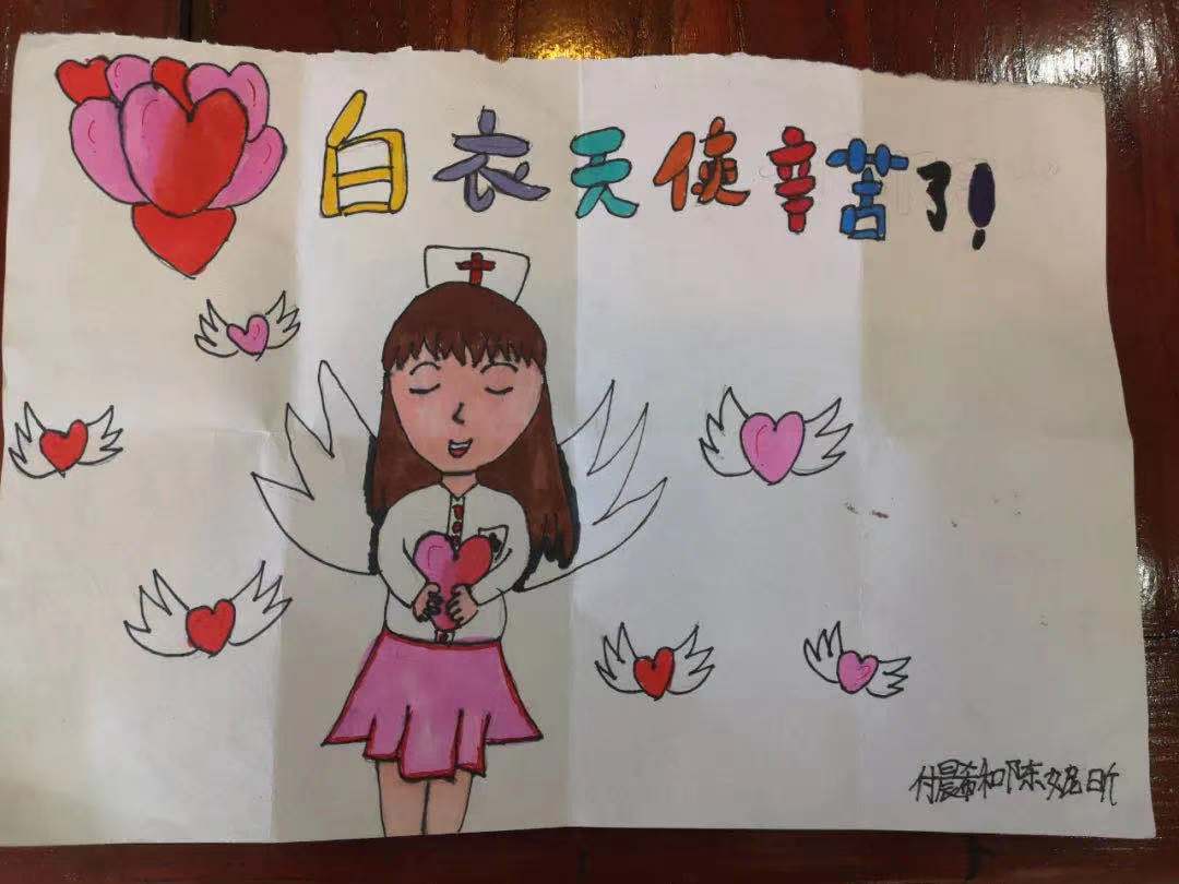 蓬江区宝骏幼儿园小朋友送上亲手制作的爱心卡片,并鞠躬感谢医护人员