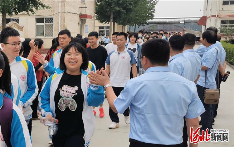 6月7日,在石家庄二中雄安校区河北安新中学考点,参加考试的学生们与