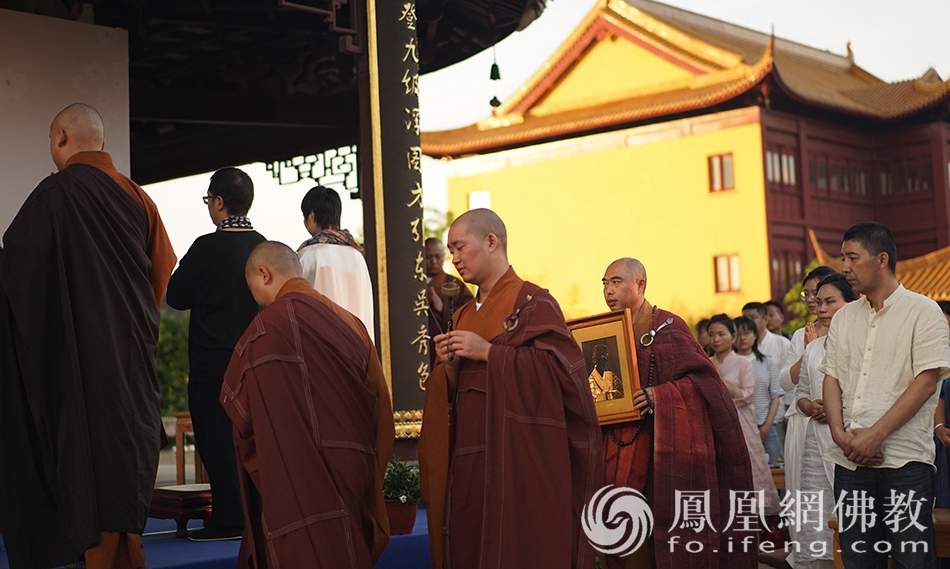 众法师迎请赵州祖师圣像(图片来源:凤凰网佛教 摄影:太仓同觉寺)