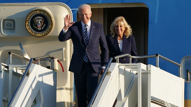 拜登抵达英国与夫人手拉手走下空军一号 宣告"美国回来了"