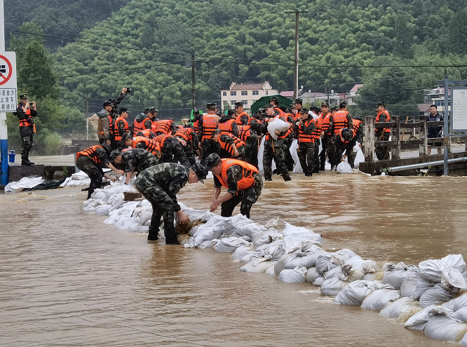 浙江诸暨遭百年一遇暴雨:武警支队紧急投入抗洪一线