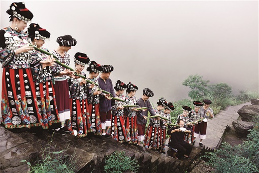 苗家人独特的敬酒方式——高山流水.