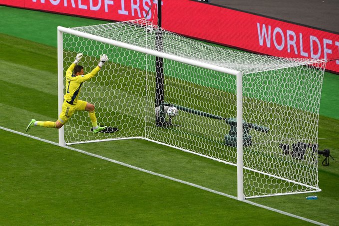 欧洲杯历史最远进球!捷克2-0苏格兰,希克中场吊射破门