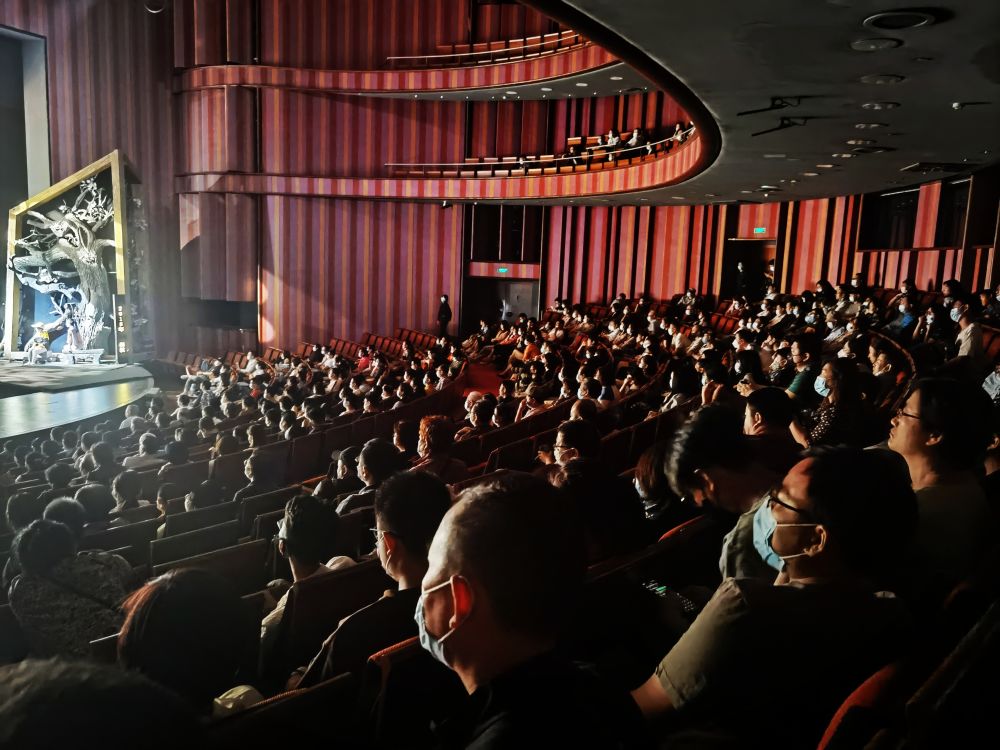 6月11日,观众在中国国家大剧院看话剧《长安第二碗》.