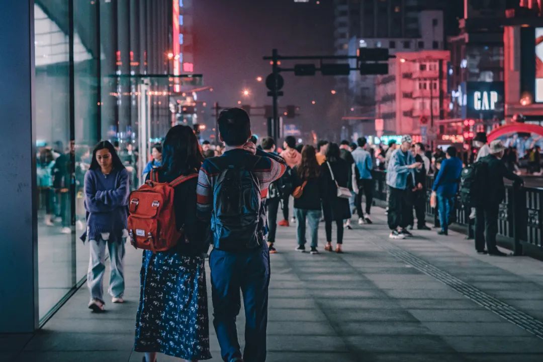 在房价高升的社会环境里,年轻人的手机也挤满了买房app./图虫创意