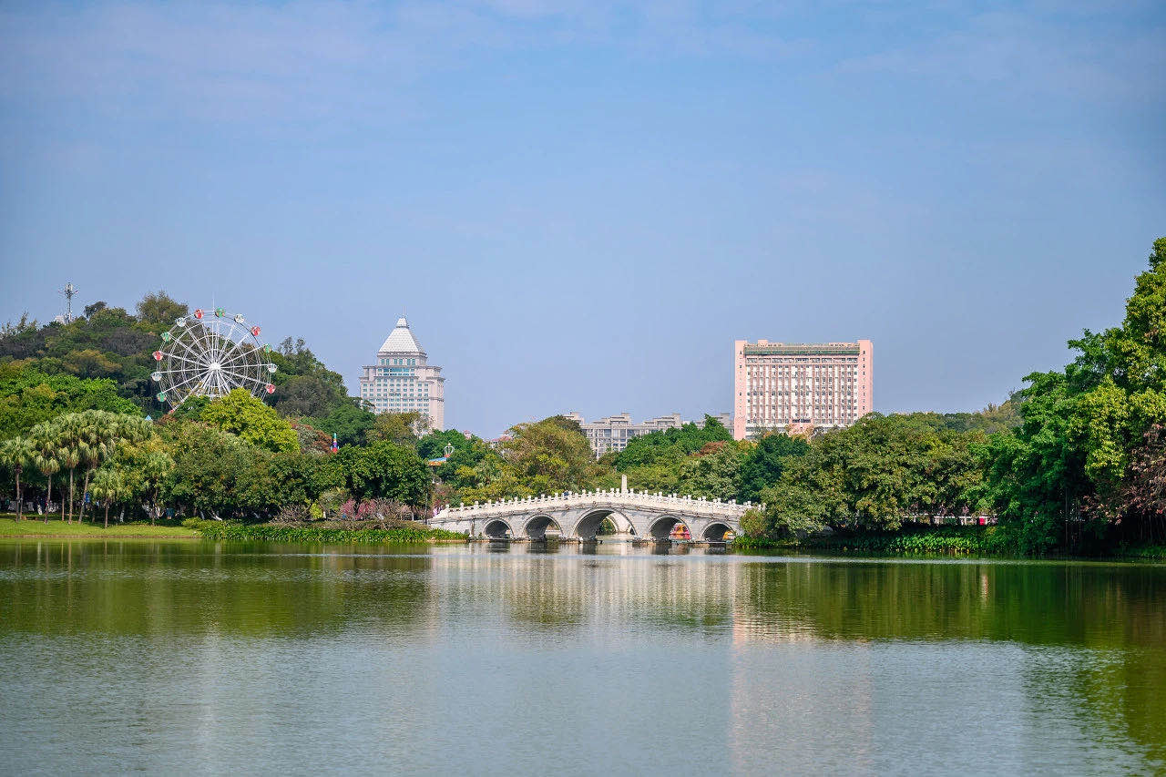 江门市五邑大学(上)和东湖公园(下)