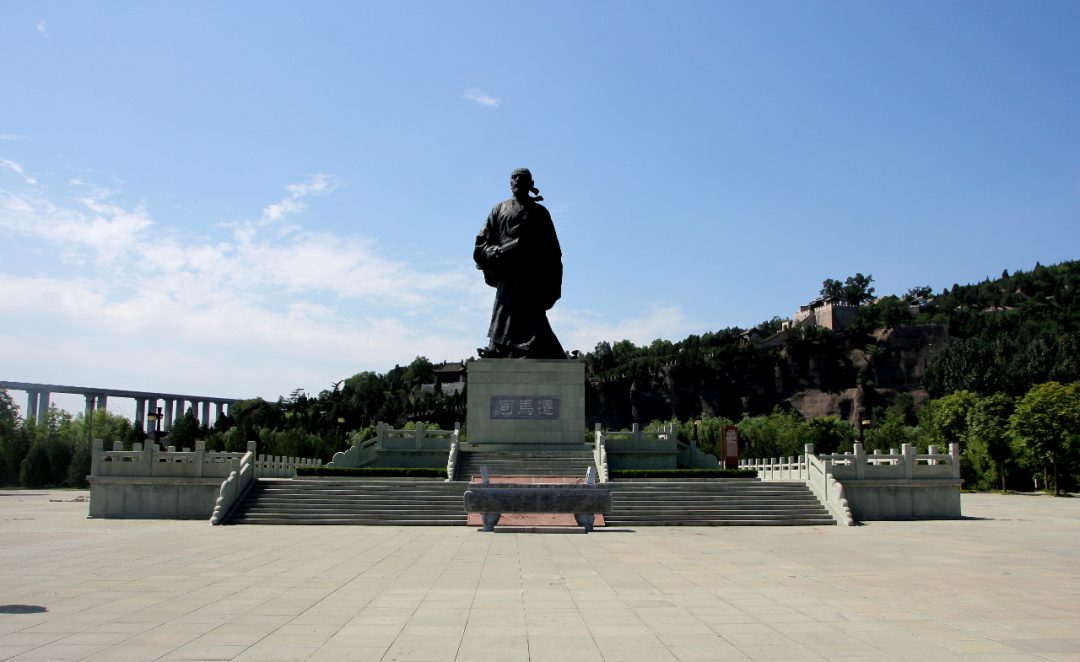 韩城市司马迁祠广场上的司马迁塑像及高岗上的司马迁祠墓.资料照片