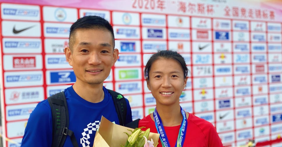刘虹和刘学在2020年全国锦标赛庆祝夺冠