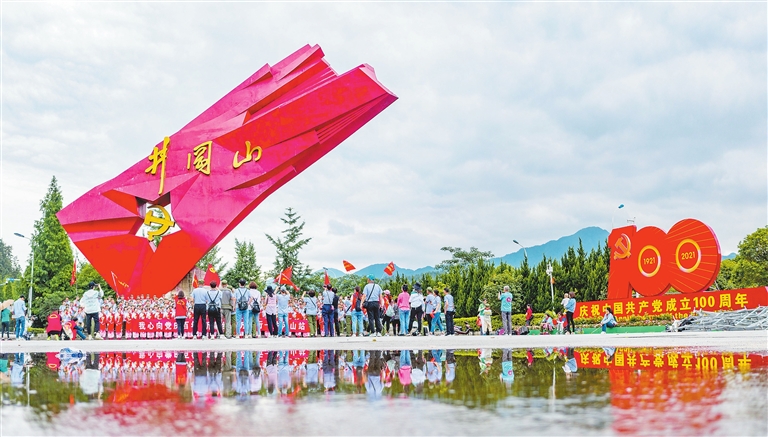 他们唱起嘹亮的红歌,庆祝建党100周年.(本报记者 梁振堂 摄)