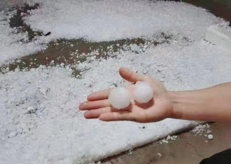 北京遭暴雨冰雹侵袭