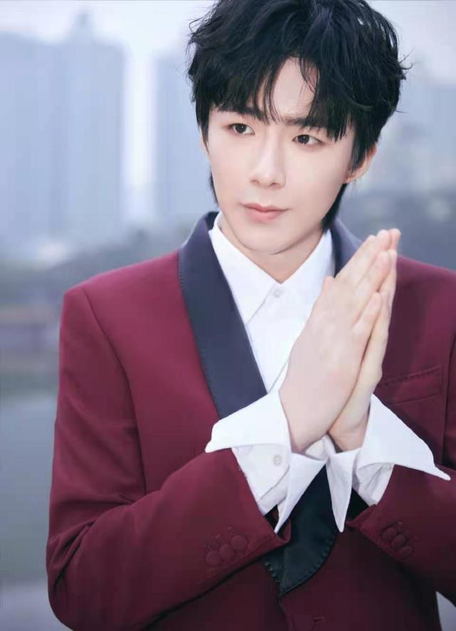 刘宇宁片场抽烟吞云吐雾抖腿享受曾多次表态为唱歌戒烟