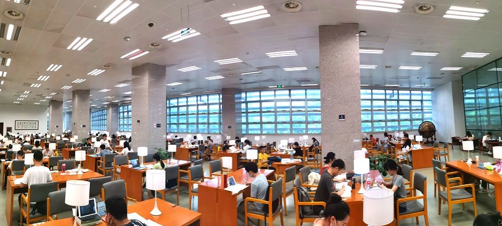 17时20分,湖北省图书馆里正在阅读的人们.城市摄影队 刘建林 摄