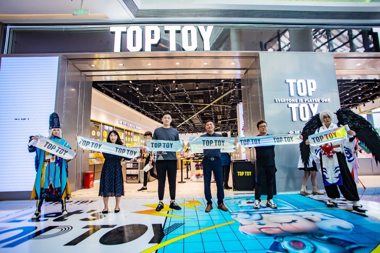 toptoy山东首店入驻青岛东方影都融创茂开业当天潮人云集玩出新花样