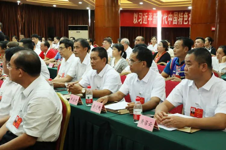 黄桂良主持会议.会议应出席代表143人,实到代表131人,符合法定人数.