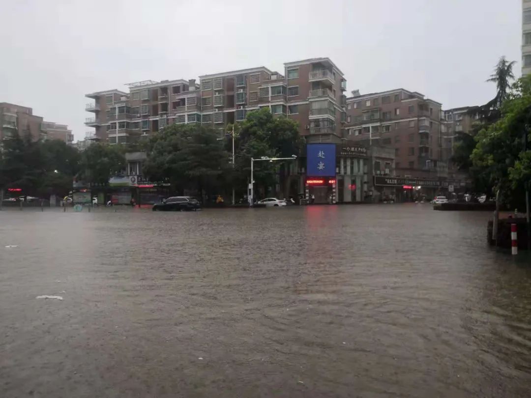 上饶突降大暴雨 城区多条道路被洪水淹没(图)