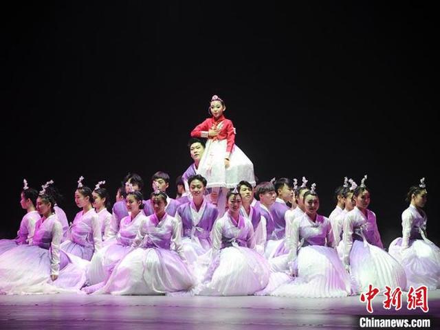 传统节目《幸福阿里郎》 刘栋 摄演员身着民族服饰演绎朝鲜族传统舞蹈