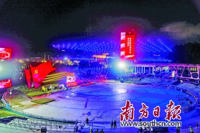 广州黄埔2021架无人机点亮夜空,用光影盛宴庆祝建党百年.